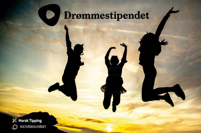 Tre hoppende glade ungdommer