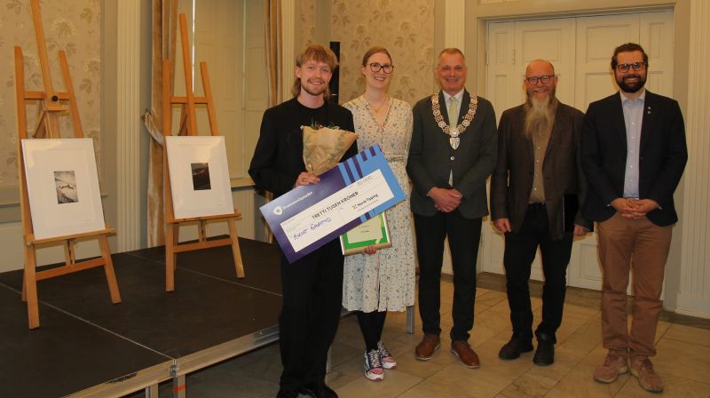 Dr&oslash;mmestipendvinner og tidligere kulturskoleelev August Gr&oslash;stad som fikk stipendet i kategorien visuell kunst. Her flankert av Ingvild Skyberg fra Norsk Tipping, ordf&oslash;rer Frank Pedersen, Anders R&oslash;nningen fra Kulturskoler&aring;det og kommunestyrerepresentant Trygve B&oslash;rsting (Hovedutvalgsleder for kultur, idrett og folkehelse)