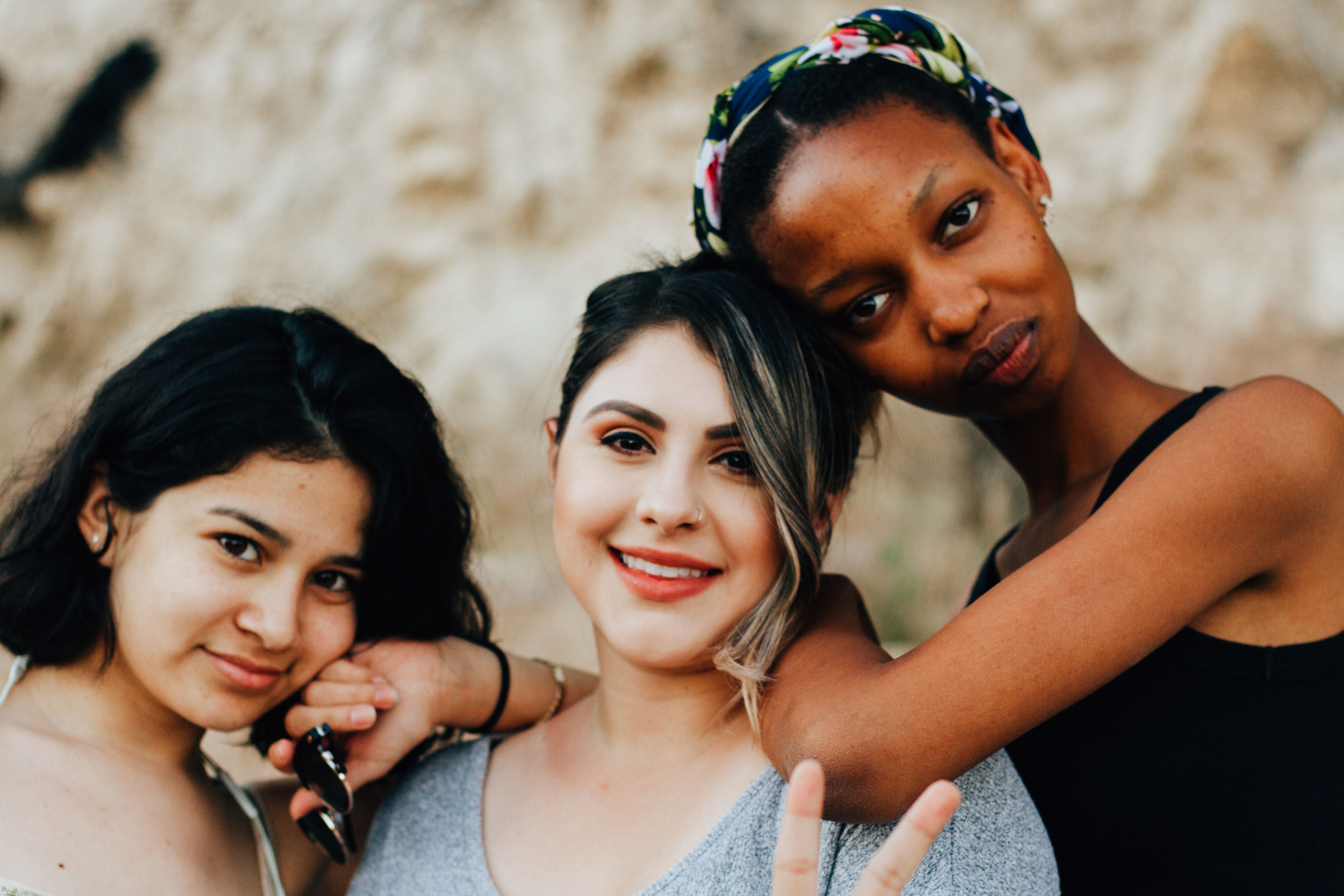 Tre kvinner - foto - Unsplash / Omar Lopez