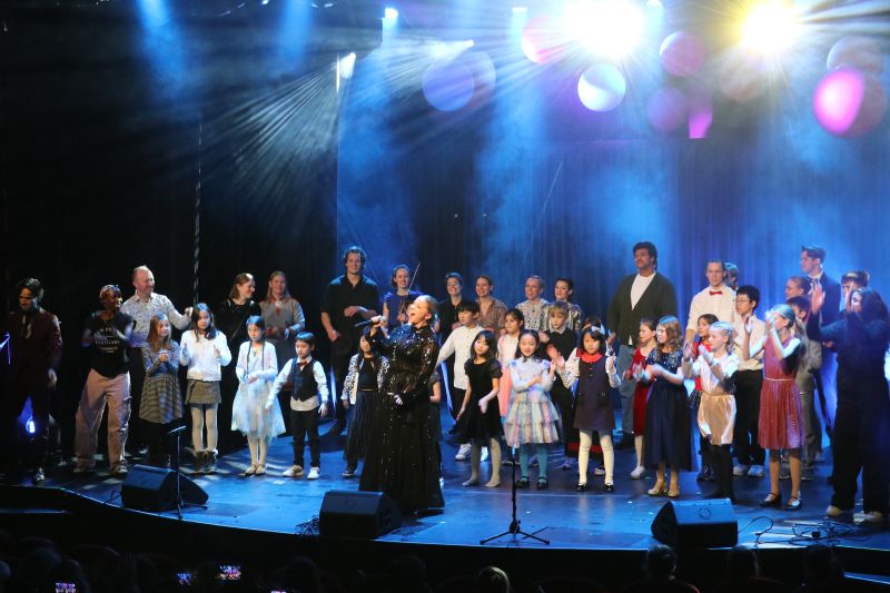 Finalenummeret med Alexandra Rotan og alle medvirkende på scenen.